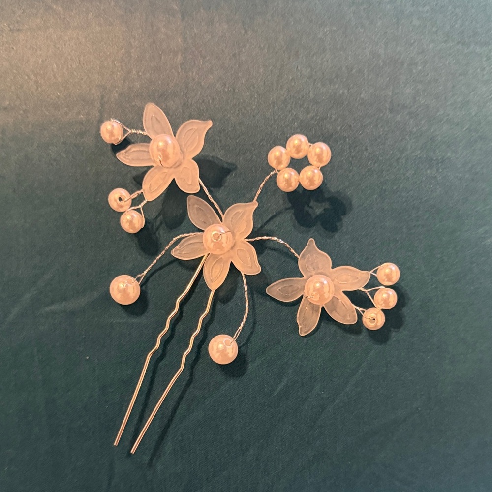 David's Bridal Pearl and Floral Hair Accessory